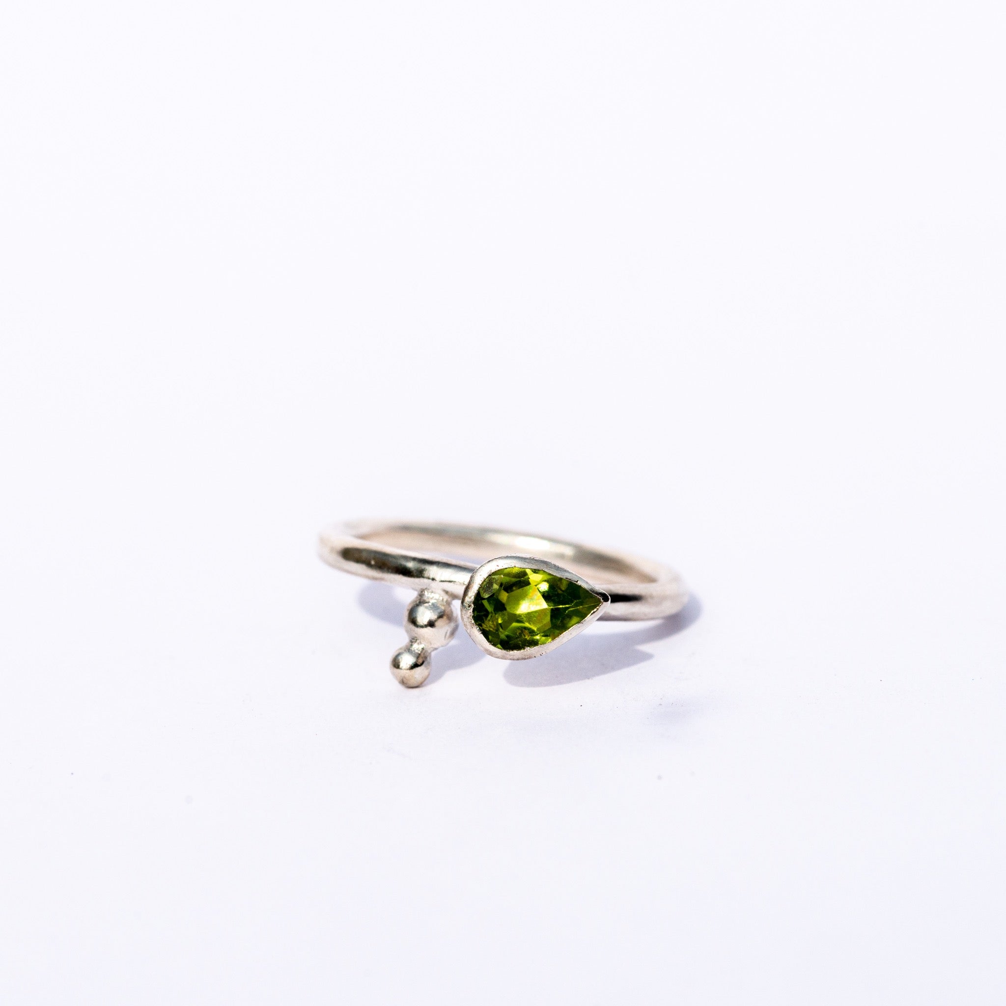 anel em prata 925 com pedra preciosa peridoto em gota 