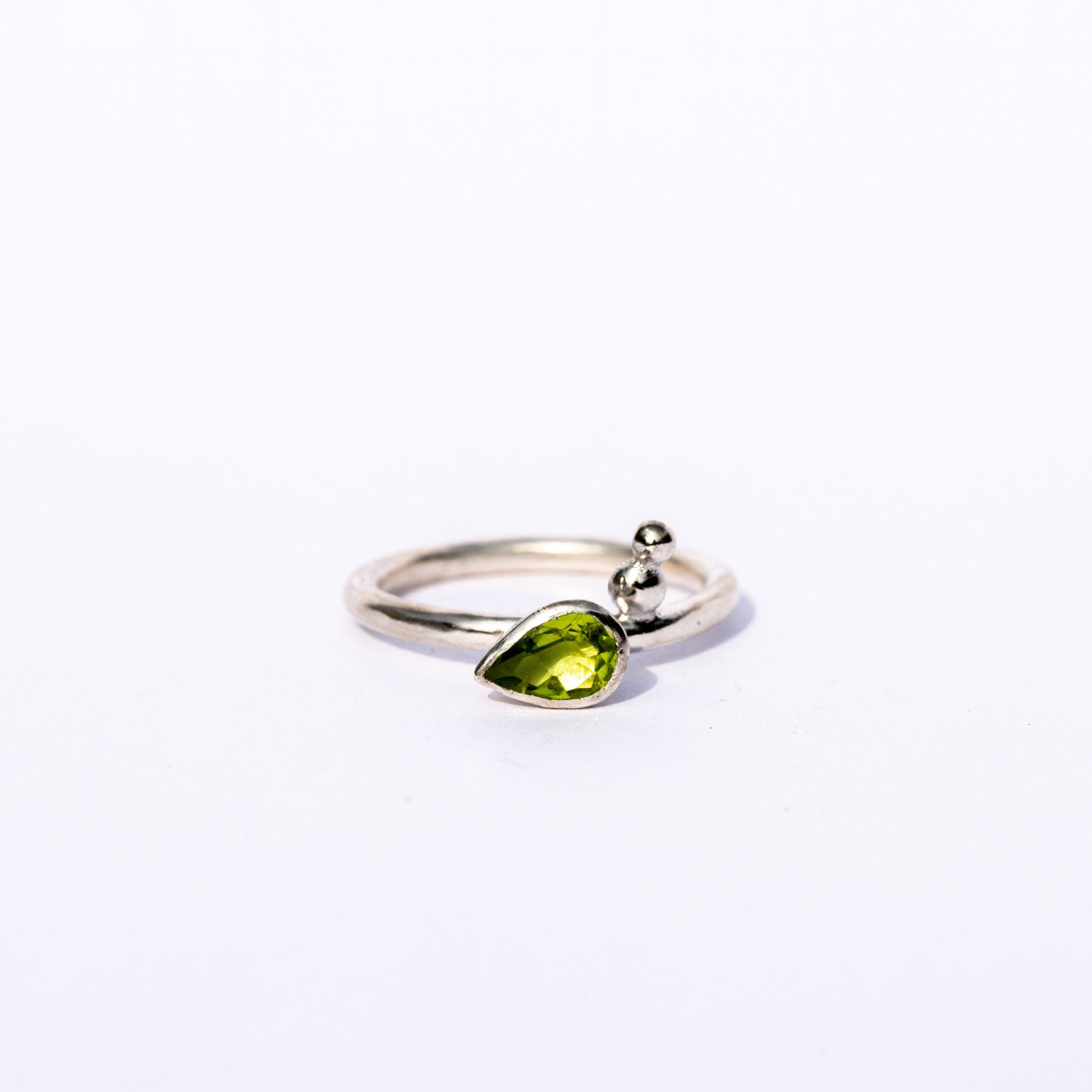 anel em prata 925 com pedra preciosa peridoto em gota 