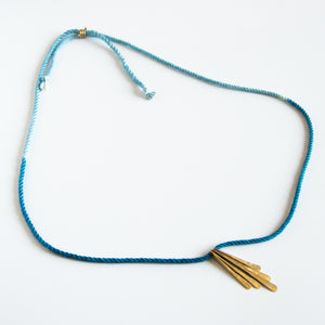 Colar de corda de seda azul com pingentes de latão