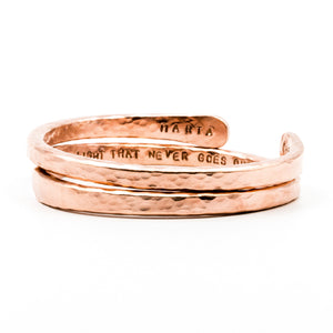 pulseira de cobre forjado à mão sobre fundo branco                                