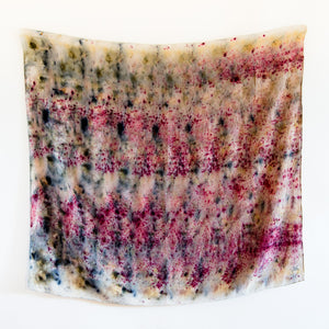 vista frontal do lenço de seda aberto com um padrão de corante eco em todo o lado