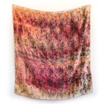 vista frontal do lenço de seda tingido ecologicamente. tonalidades de laranjas e rosas com manchas de azul