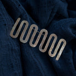 pin de latão no lenço azul