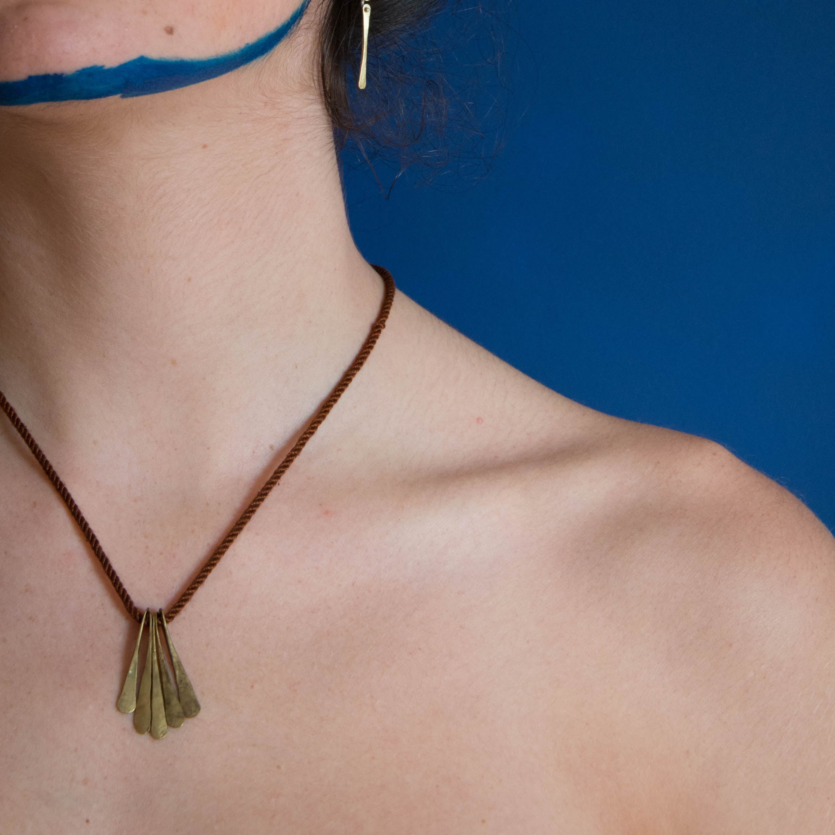 model with rope brass pendant necklace
